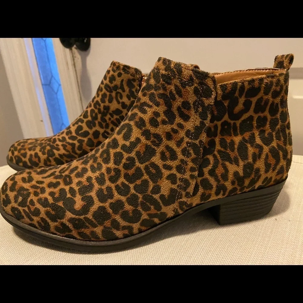 143 Girl animal print booties